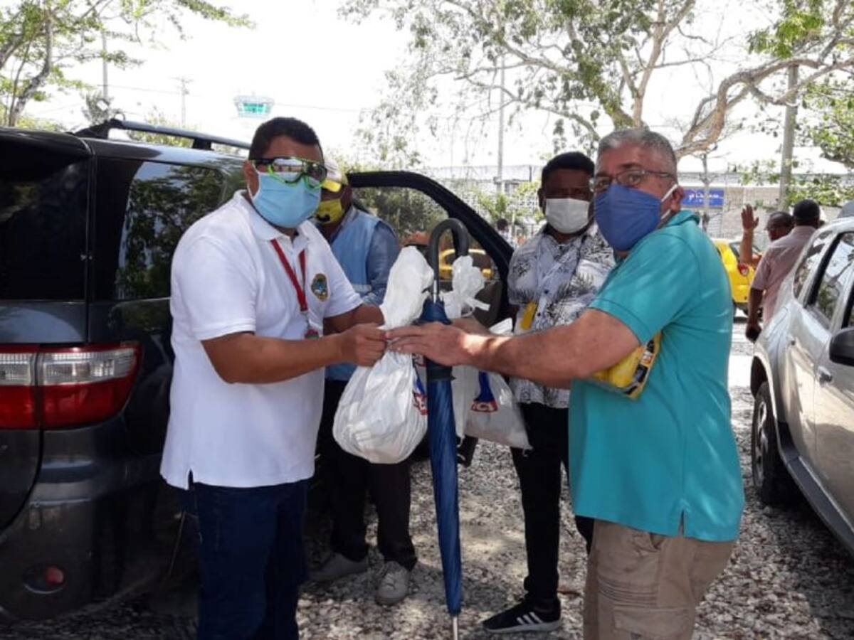 Alcaldía de Cartagena entrega 100 mercados al gremio de taxistas