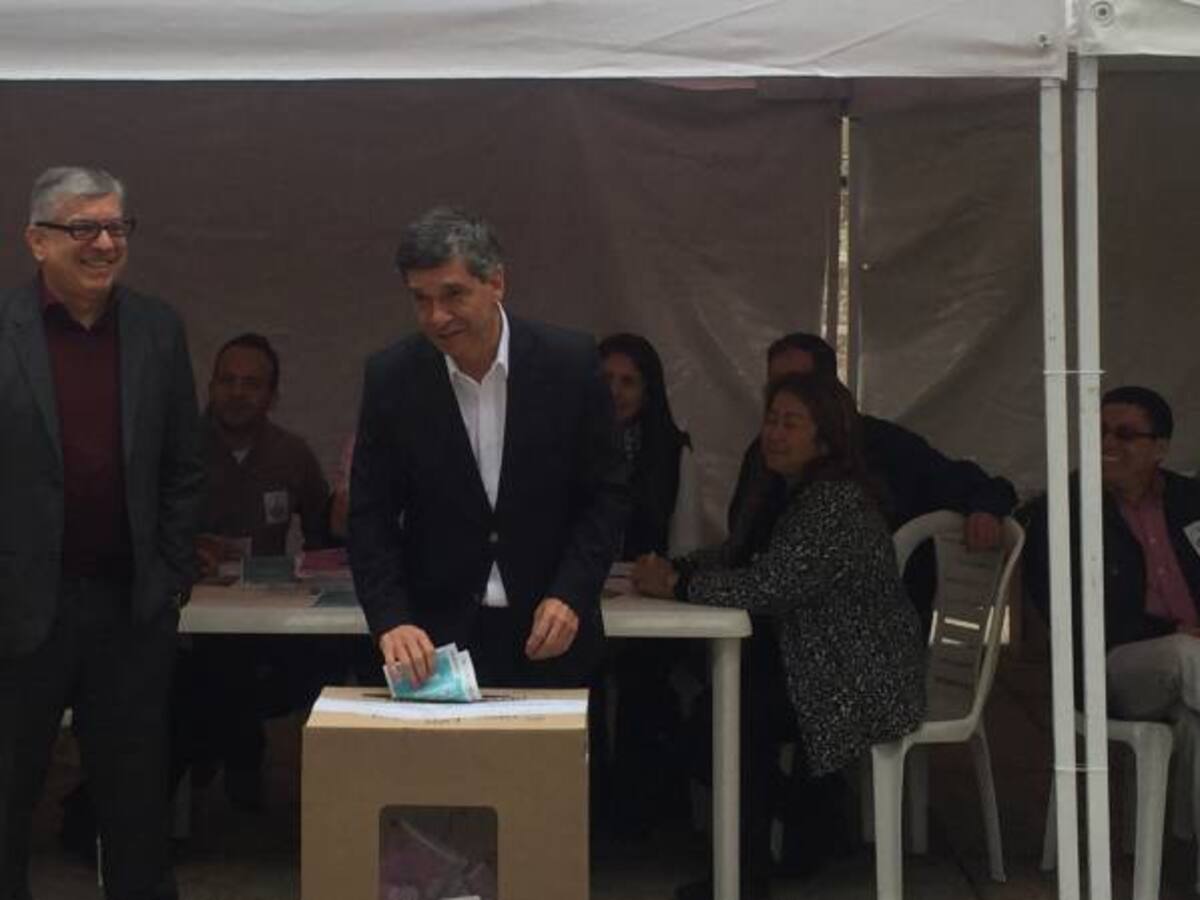 Rafael Pardo votó en compañía del expresidente Cesar Gaviria