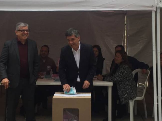 Rafael Pardo votó en compañía del expresidente Cesar Gaviria