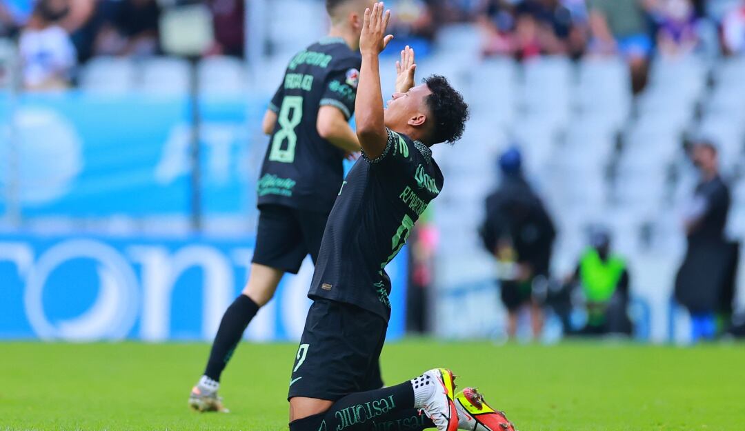 Roger Martínez celebra su gol número 30 con la camiseta del América de México.