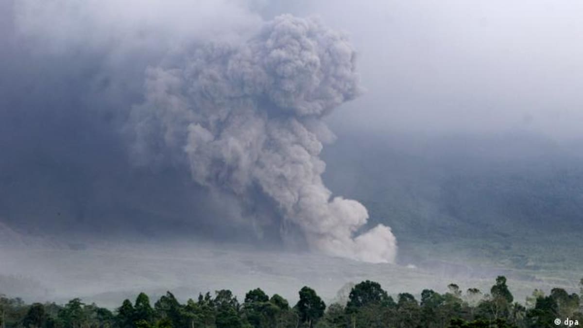 Casi 2.000 desplazados tras la erupción de un volcán en Indonesia