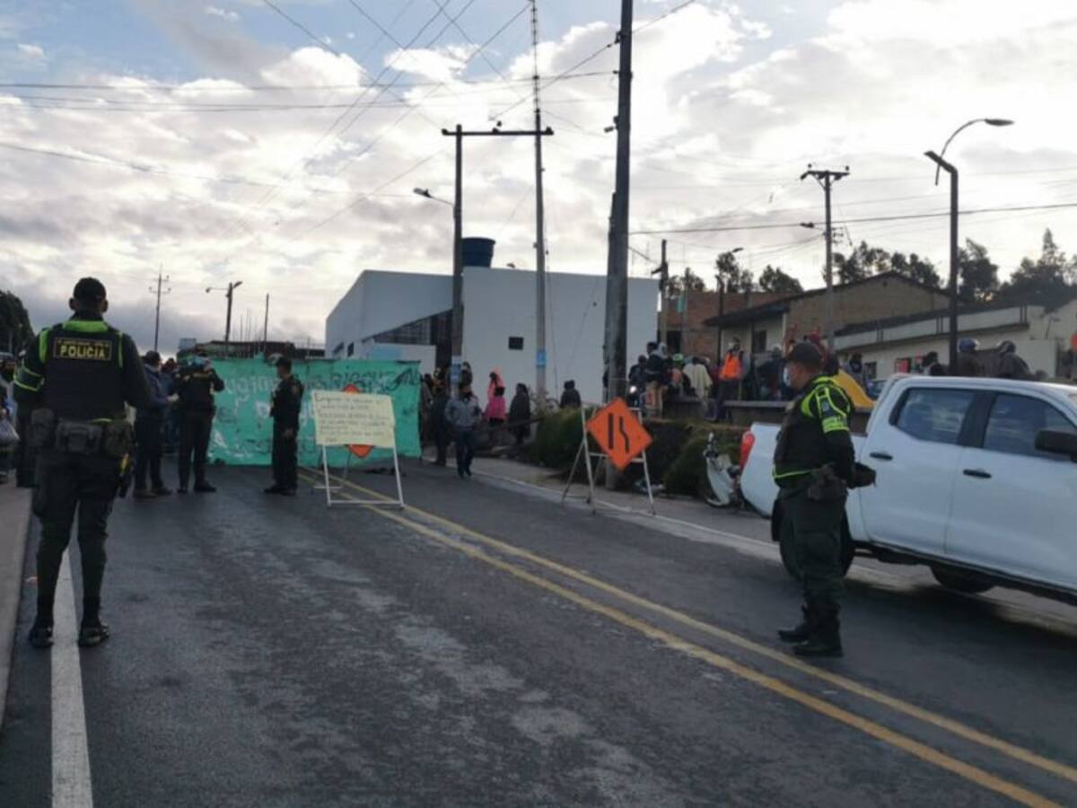 Indígenas cierran la vía Ipiales Pasto