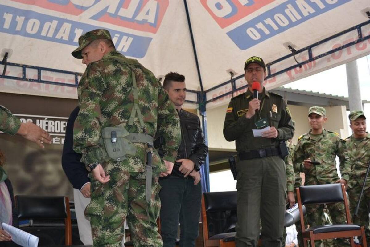 El artista colombiano se tomó fotos con los uniformados. Foto: Caracol Radio