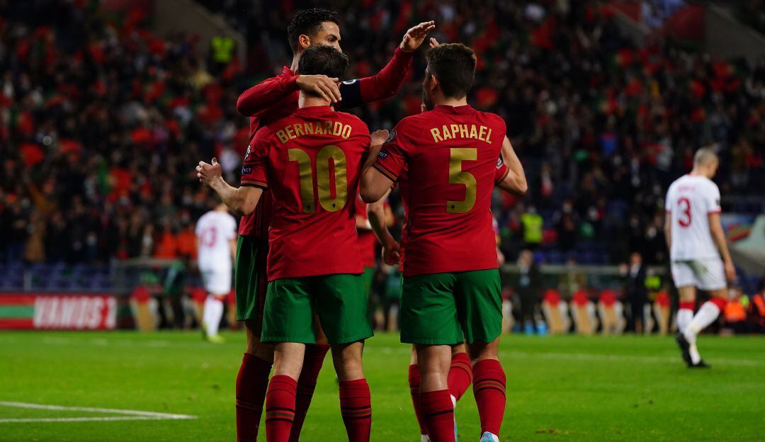 Cristiano Ronaldo festeja con sus compañeros una de las anotaciones de Portugal.