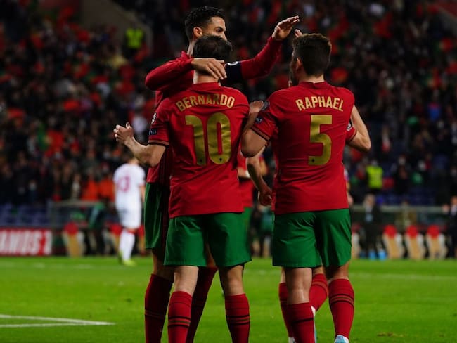 Cristiano Ronaldo festeja con sus compañeros una de las anotaciones de Portugal.