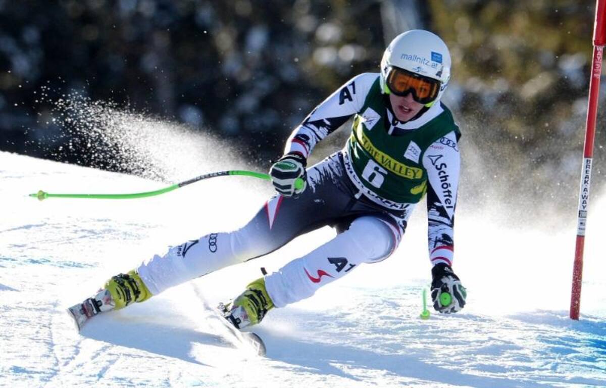 La estadounidense Julia Mancuso entrena para la prueba femenina de descenso, durante la copa del mundo de Esquí Alpino