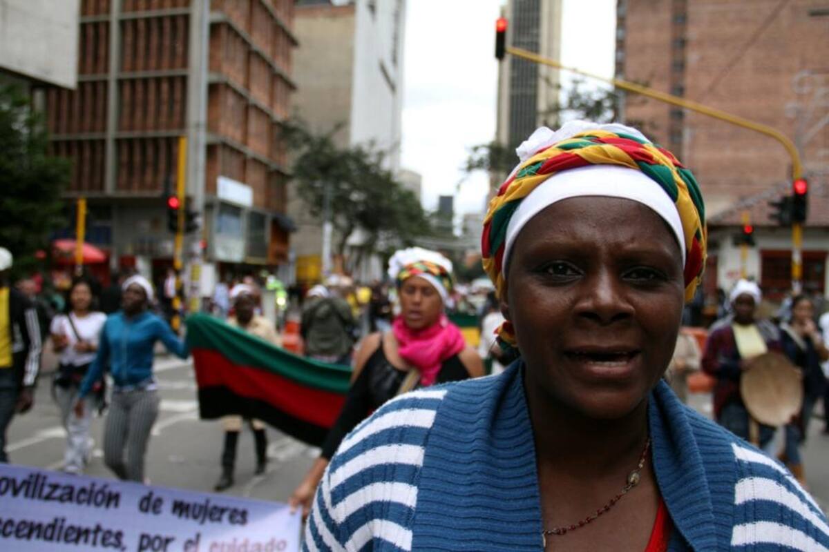 Recorrieron a pie desde el Cauca y llegaron a Bogotá exigiendo que pare la mineria ilegal porque contamina los rios y el habitad de su región.