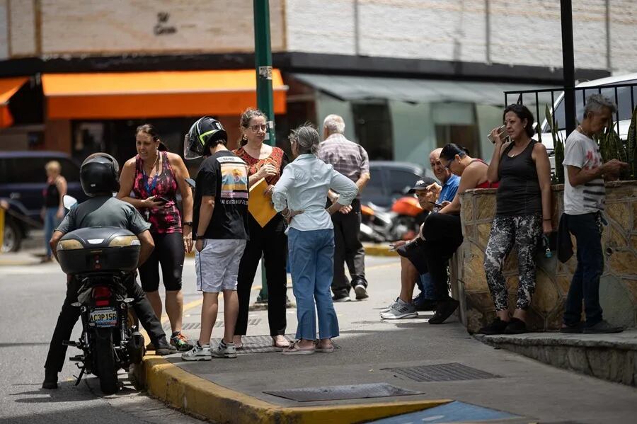 Personas esperan afuera de sus viviendas, este 10 de julio de 2026, luego de un sismo de magnitud 3,9, en Caracas (Venezuela). EFE/ Ronald Peña R