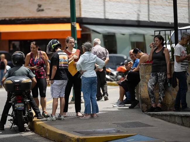 Personas esperan afuera de sus viviendas, este 10 de julio de 2026, luego de un sismo de magnitud 3,9, en Caracas (Venezuela). EFE/ Ronald Peña R