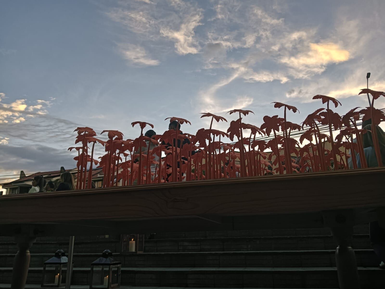 Escultura en miniatura del Susurro del Ocaso ubicada en la puerta de entrada del Centro Comercial Portal del Quindío. Foto: Adrián Trejos
