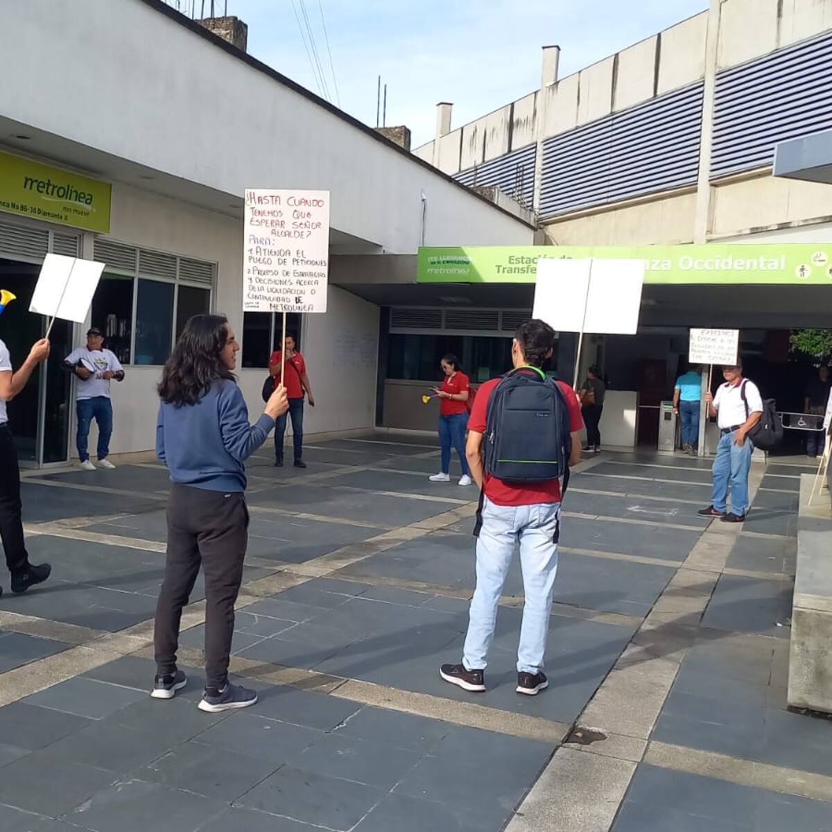 Empleados de Metrolínea piden continuidad laboral