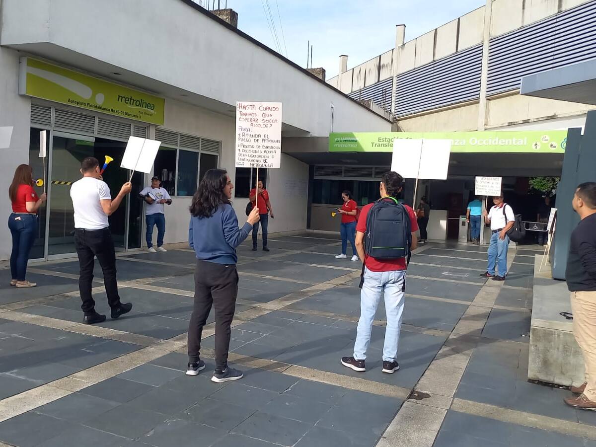 Empleados de Metrolínea piden continuidad laboral
