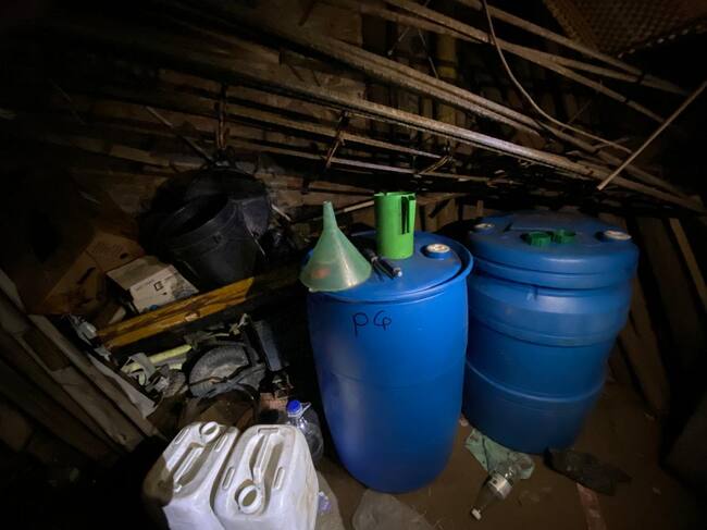 Desmantelan fábrica de licor adulterado / Foto: MECUC.