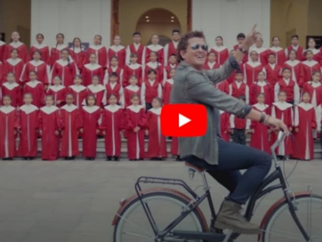 La protagonista del video es su esposa Claudia Elena Vásquez y la bicicleta es el hilo conductor de esta historia grabada en Lima, Perú.