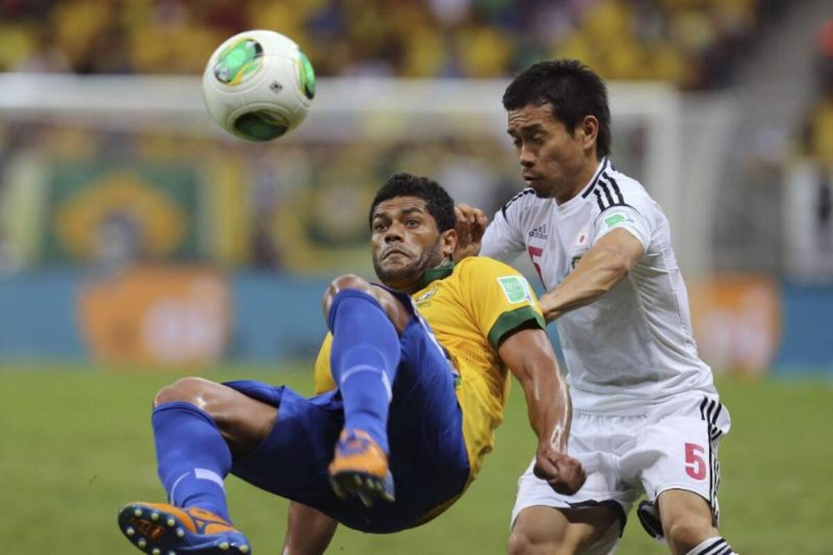 Hulk y Nagatomo pelean el balón.