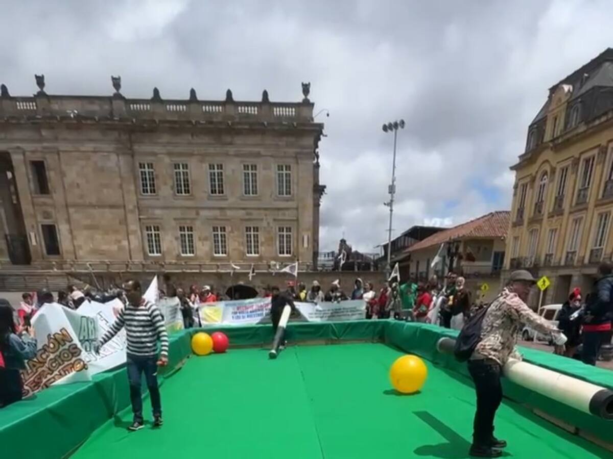 Gran mesa de billar en la Plaza de Bolívar: así protestaron billaristas de Bogotá