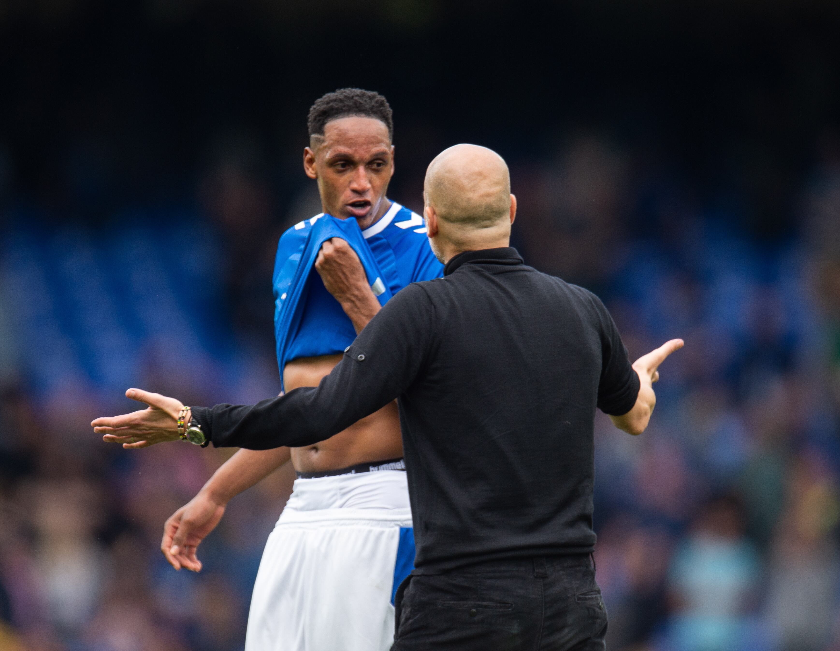 Pep Guardiola reclamándole a Yerry Mina luego del partido entre Everton y Manchester City. (Reino Unido) EFE/EPA/Peter Powell EDITORIAL USE ONLY. No use with unauthorized audio, video, data, fixture lists, club/league logos or 'live' services. Online in-match use limited to 120 images, no video emulation. No use in betting, games or single club/league/player publications