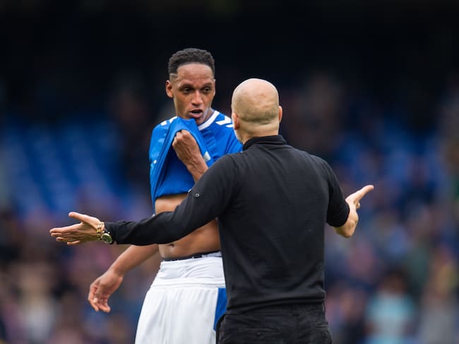 Pep Guardiola reclamándole a Yerry Mina luego del partido entre Everton y Manchester City. (Reino Unido) EFE/EPA/Peter Powell EDITORIAL USE ONLY. No use with unauthorized audio, video, data, fixture lists, club/league logos or &#039;live&#039; services. Online in-match use limited to 120 images, no video emulation. No use in betting, games or single club/league/player publications