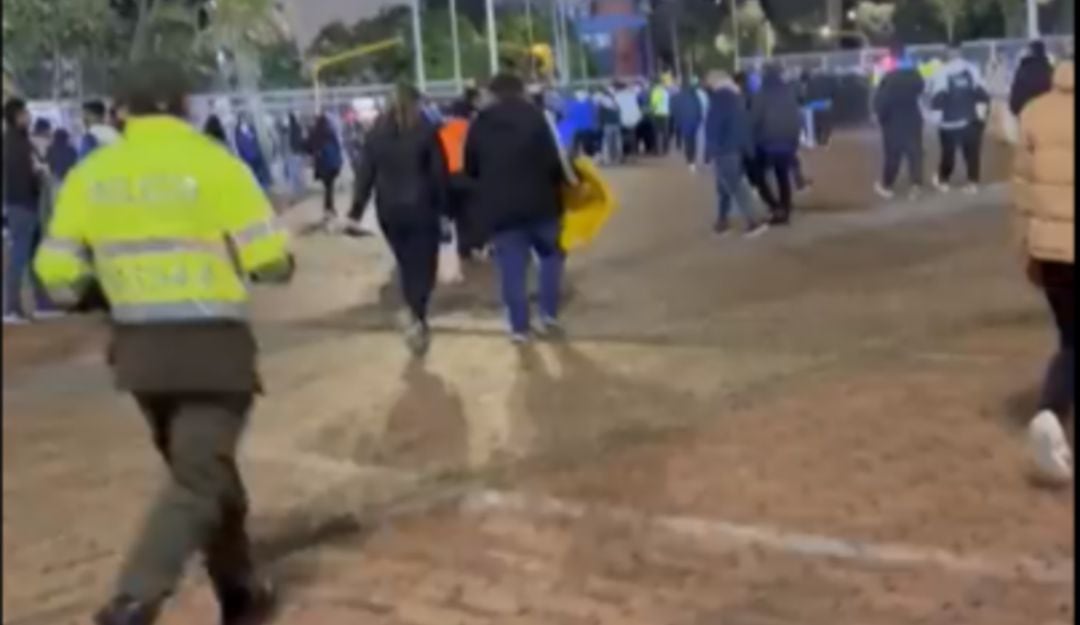 Aficionado con la silla en la mano saliendo de El Campín