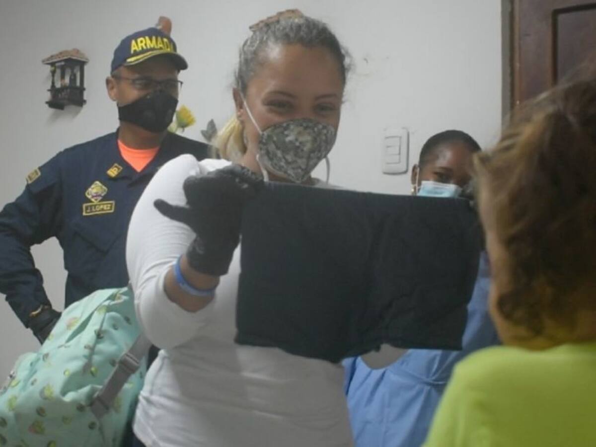 Armada ayuda a niña con problemas en la piel en zona insular de Cartagena