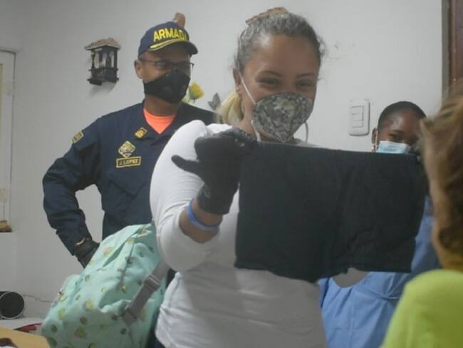 Armada ayuda a niña con problemas en la piel en zona insular de Cartagena