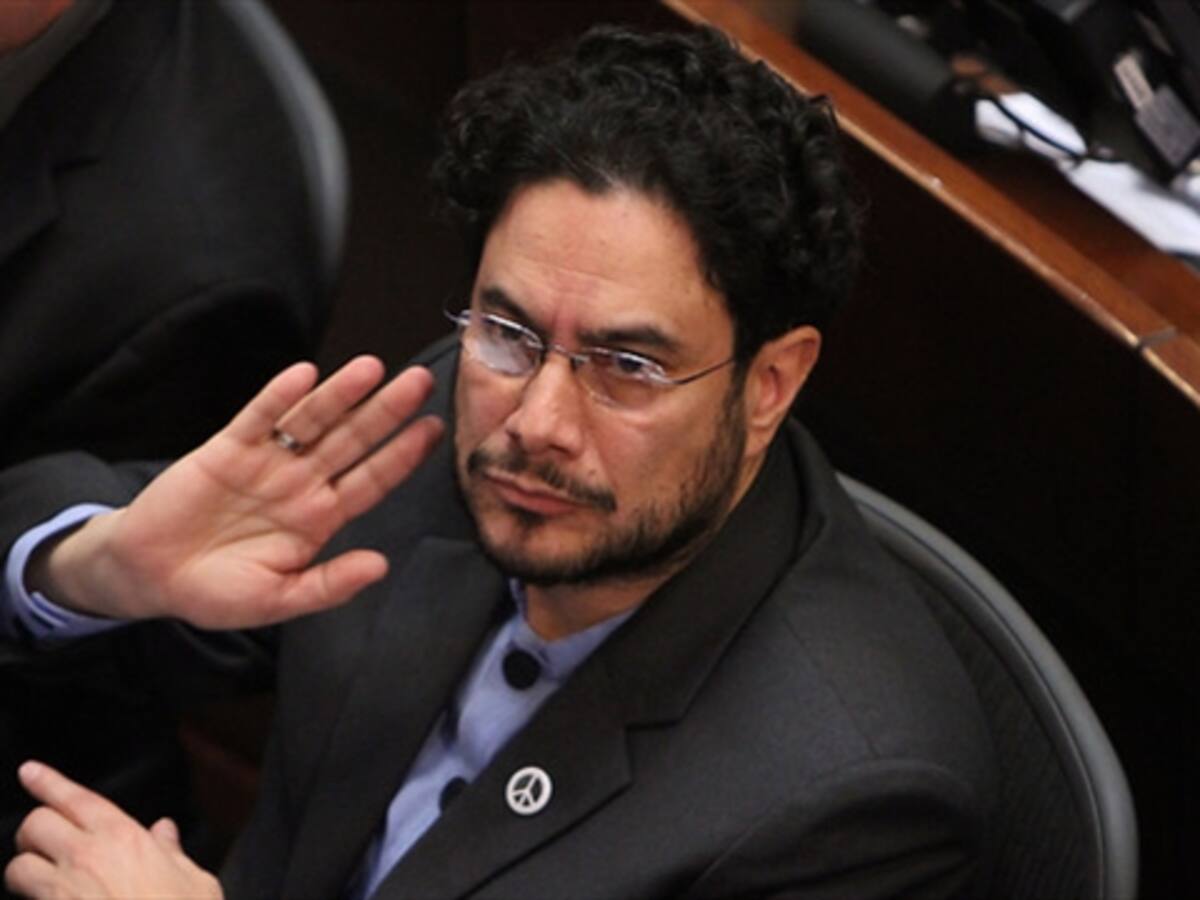 Denuncias de Uribe pretenden desviar atención sobre parapolítica: Cepeda