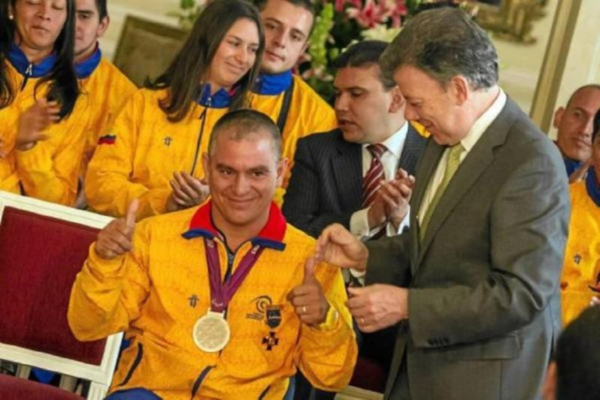 Moisés FuentesLogró en Beijing 2008 la primera medalla paralímpica de Colombia, es el primer colombiano en lograr una medalla en Londres 2012.Este deportista recibió 6 tiros y quedó paralítico