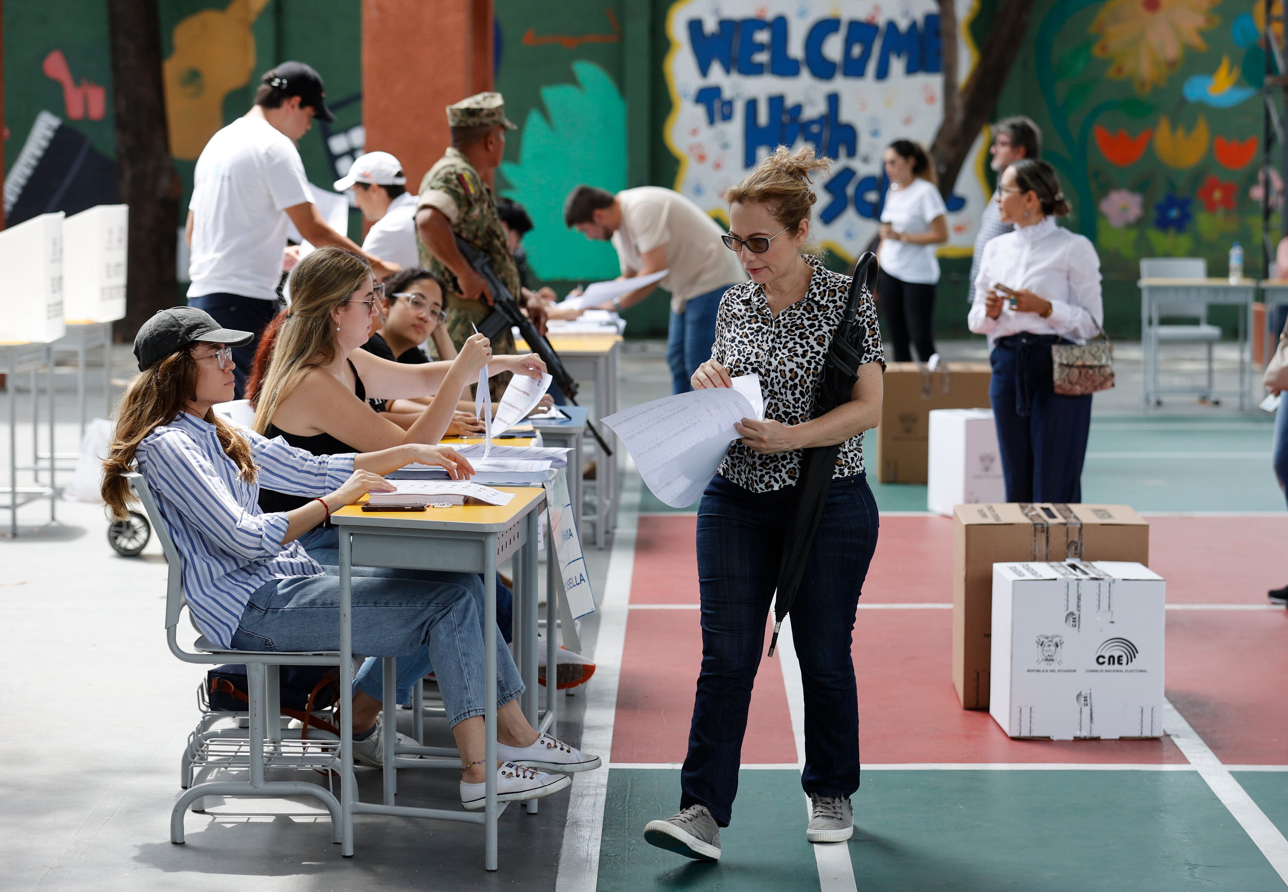 AME2922. GUAYAQUIL (ECUADOR), 20/08/2023.- Ciudadanos acuden a votar durante la jornada de elecciones generales, hoy, en Guayaquil (Ecuador). Avanza con normalidad en Ecuador la jornada de elecciones generales extraordinarias y de dos plebiscitos ambientales contra el petróleo y la minería, en la que están convocados a sufragar más de 13,4 millones de ecuatorianos. Los ecuatorianos votan para elegir un nuevo presidente o presidenta y a los 137 nuevos integrantes de la Asamblea Nacional (Parlamento). EFE/ Mauricio Dueñas Castañeda