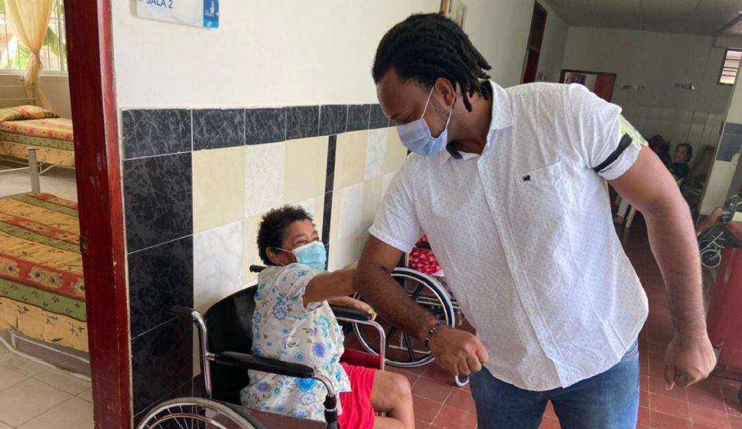 Por medio de un decreto el mandatario hizo oficial la noticia luego de que el Concejo Distrital revocara la moción de censura en su contra