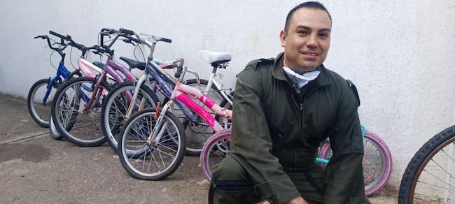 Vladimir sigue recorriendo el norte del Huila en búsqueda de bicicletas viejas y el apoyo de personas de buen corazón que han ayudado en su misión.