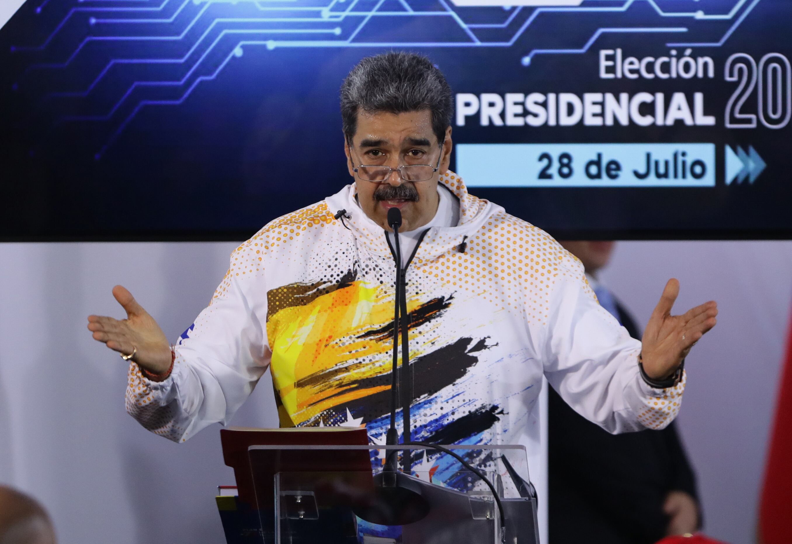 El presidente de Venezuela, Nicolás Maduro, luego de hacer oficial su candidatura a las presidenciales del próximo 28 de julio, en las que competirá por un tercer período en el poder, en la sede del Consejo Nacional Electoral (CNE) en Caracas (Venezuela). 
EFE/ Rayner Peña R.