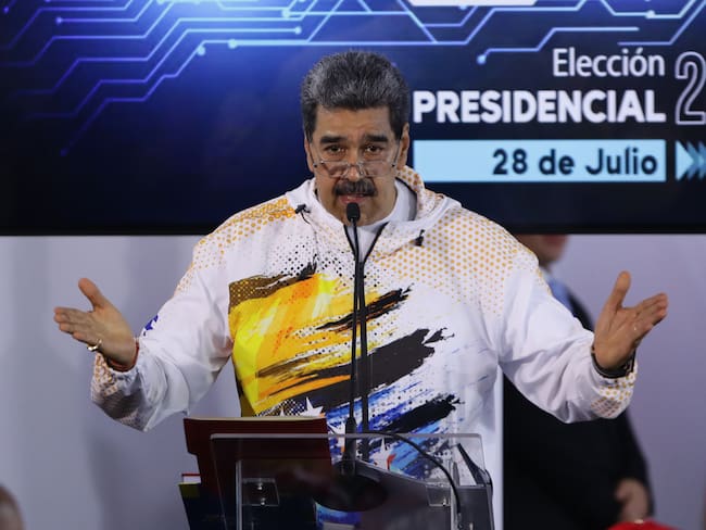 El presidente de Venezuela, Nicolás Maduro, luego de hacer oficial su candidatura a las presidenciales del próximo 28 de julio, en las que competirá por un tercer período en el poder, en la sede del Consejo Nacional Electoral (CNE) en Caracas (Venezuela). 
EFE/ Rayner Peña R.