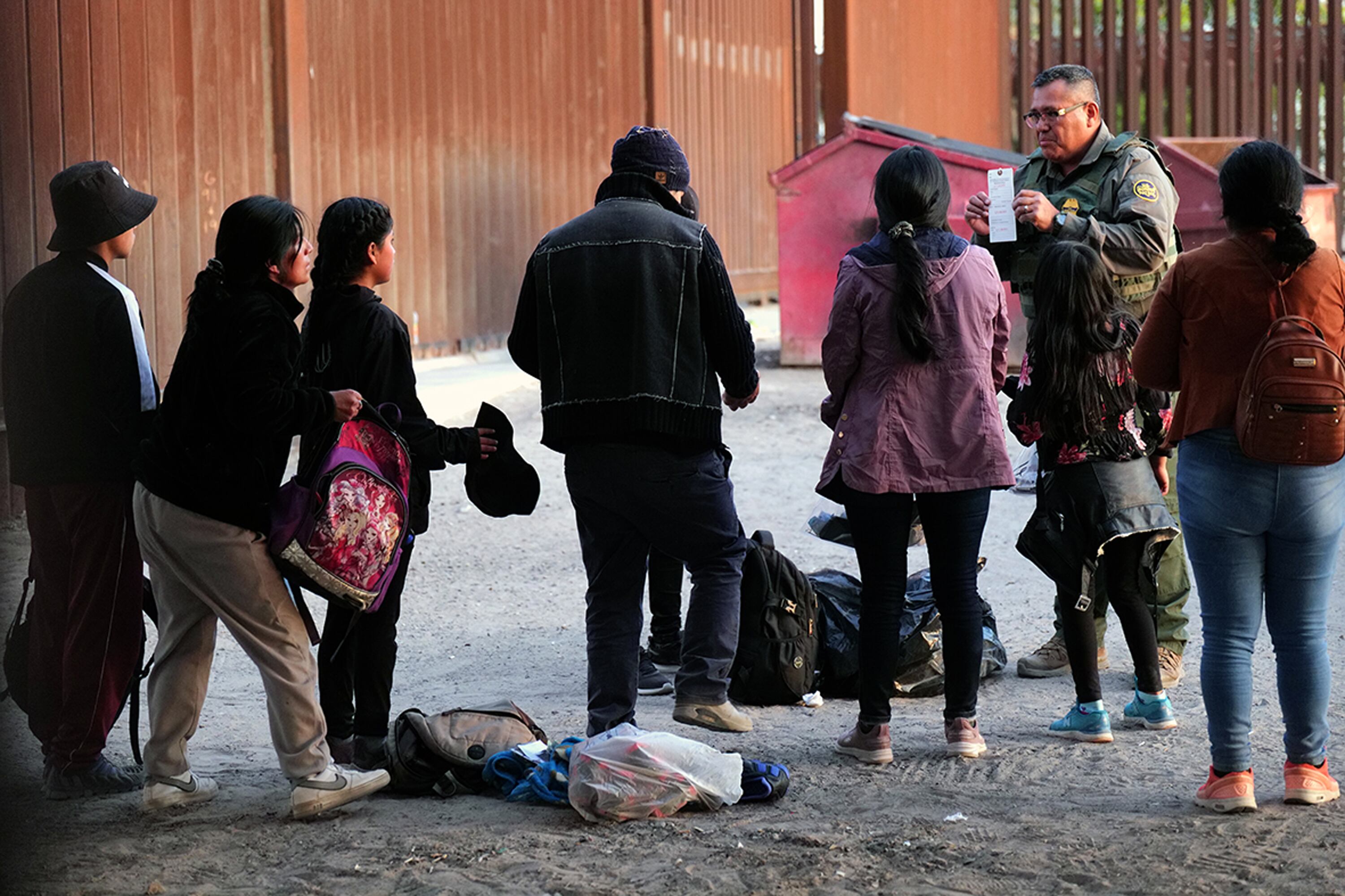 Migrantes que intentan cruzar a los EE. UU. desde México son detenidos por la Oficina de Aduanas y Protección Fronteriza de los EE. UU. en la frontera el 05 de mayo de 2023 en San Luis, Arizona. Foto de Nick Ut/Getty Images.