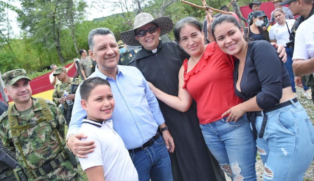 Ricardo Orozco, gobernador del Tolma, socializando proyecto de mejoramiento de la vía Chaparral-Rioblanco