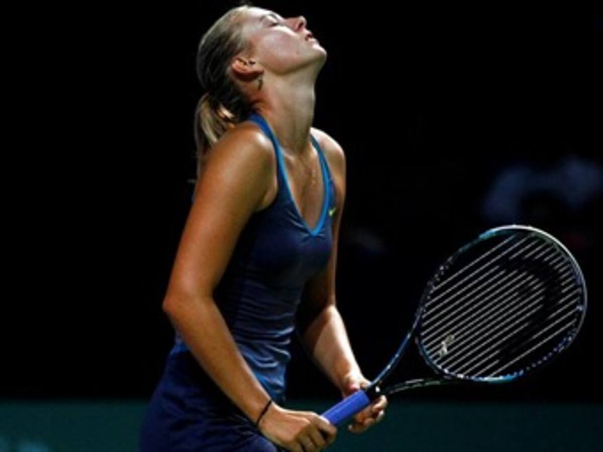 Sharapova se retiró del Masters de Estambul y Wozniacki cayó ante Zvonareva