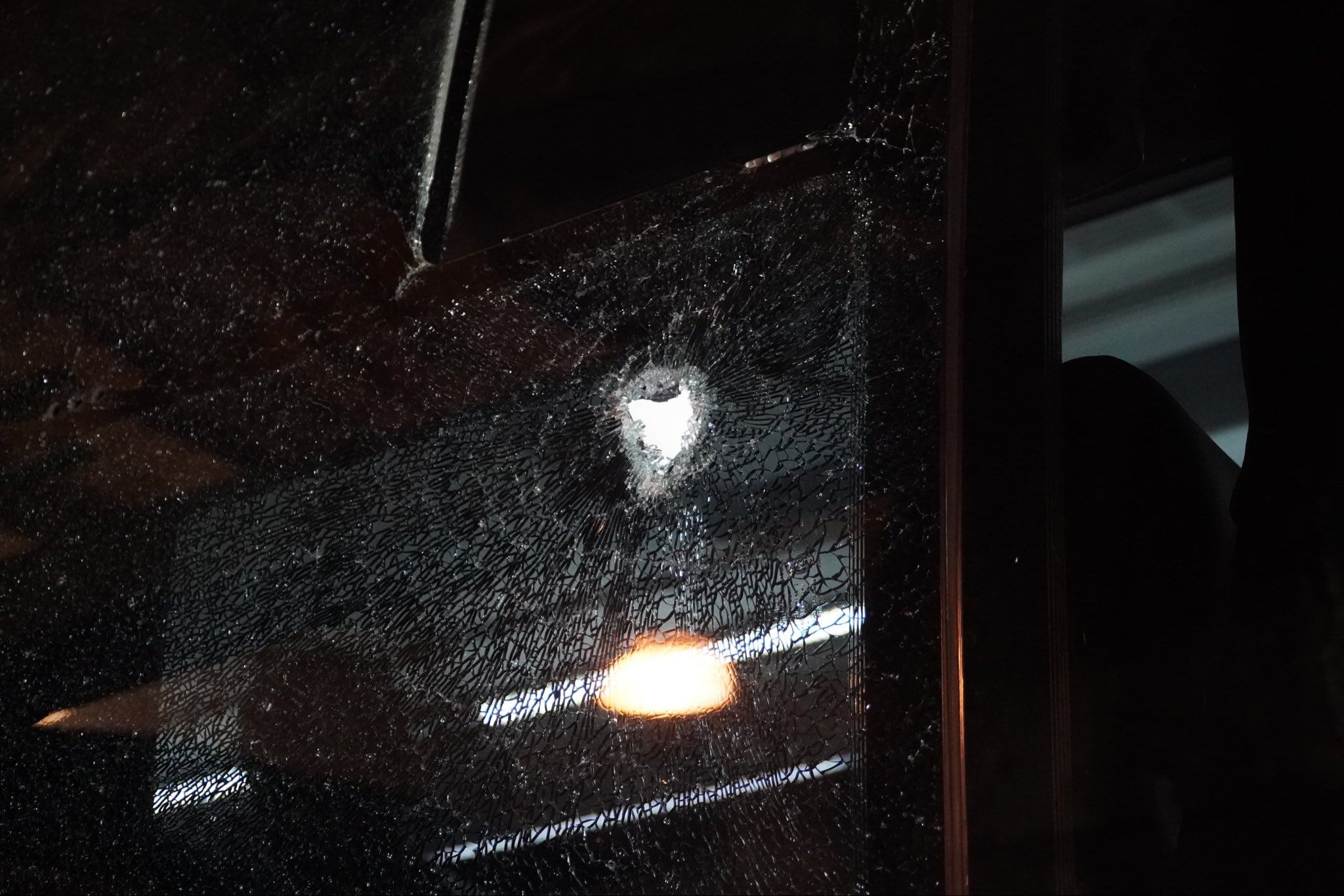 El bus del Junior impactado por una piedra en su llegada al estadio de Ditaires / Twitter: @JuniorClubSA.