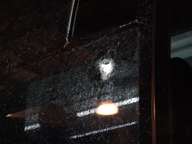 El bus del Junior impactado por una piedra en su llegada al estadio de Ditaires / Twitter: @JuniorClubSA.