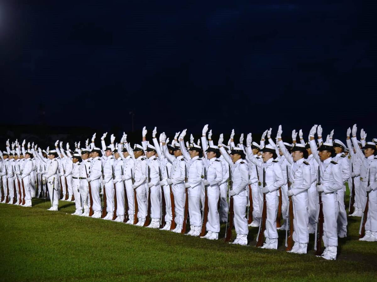 162 cadetes de la Armada recibieron las armas y juraron fidelidad a su bandera