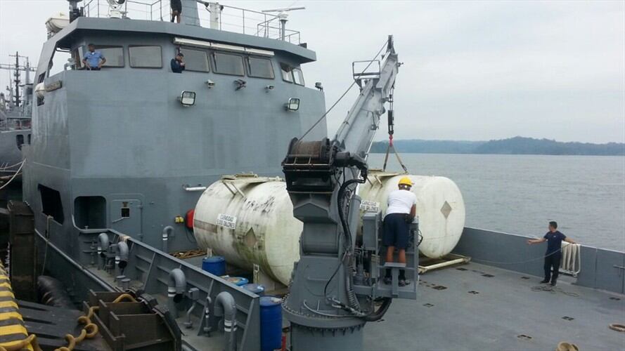 Buque sale de Buenaventura con 60.000 galones de agua potable hacia Ecuador. Foto: Armada Nacional