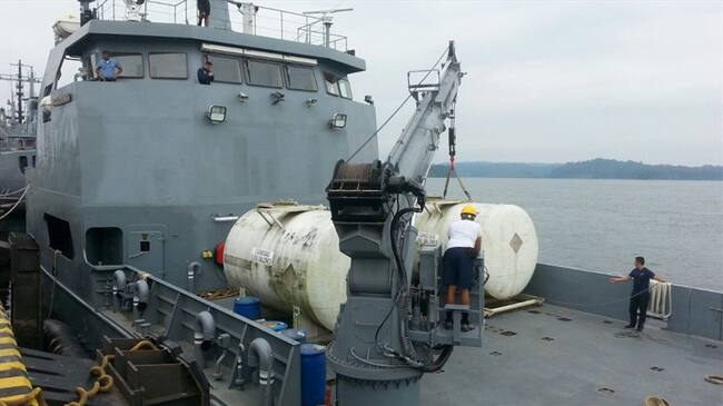 Buque sale de Buenaventura con 60.000 galones de agua potable hacia Ecuador. Foto: Armada Nacional