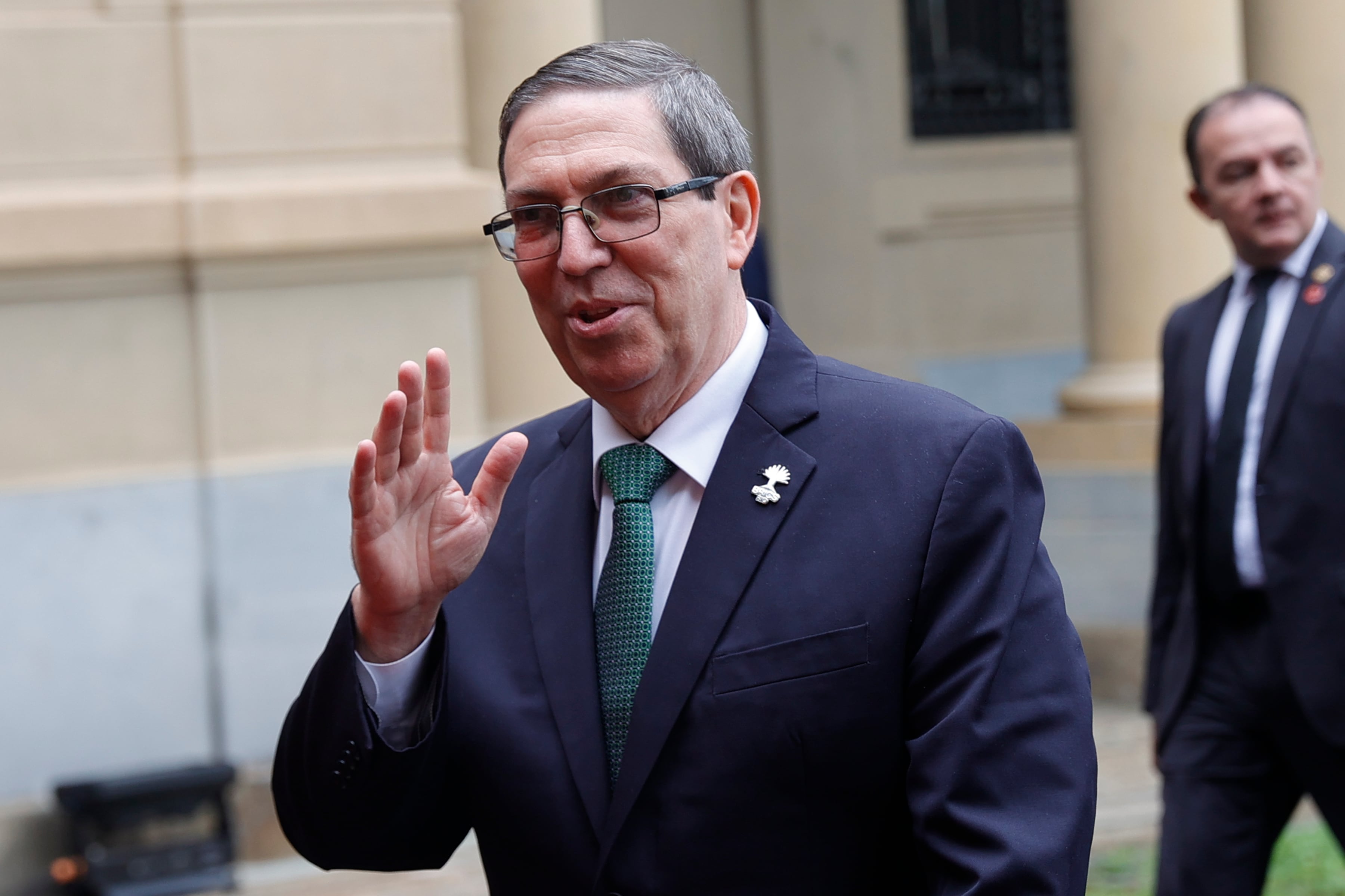 AME3592. RÍO DE JANEIRO (BRASIL), 30/06/2025.- Fotografía de archivo del 29 de abril de 2025 del canciller de Cuba, Bruno Eduardo Rodríguez Parrilla, a su llegada para el segundo di´a de la reunio´n de cancilleres y representantes del BRICS, en el Palacio de Itamaraty, en Ri´o de Janeiro (Brasil). El Gobierno de Cuba acusó este lunes a Estados Unidos de "conducta criminal y violatoria de los derechos humanos" tras conocer que el presidente Donald Trump firmó una directiva para endurecer las medidas de presión económica y restricciones contra la isla. EFE/ Andre Coelho ARCHIVO