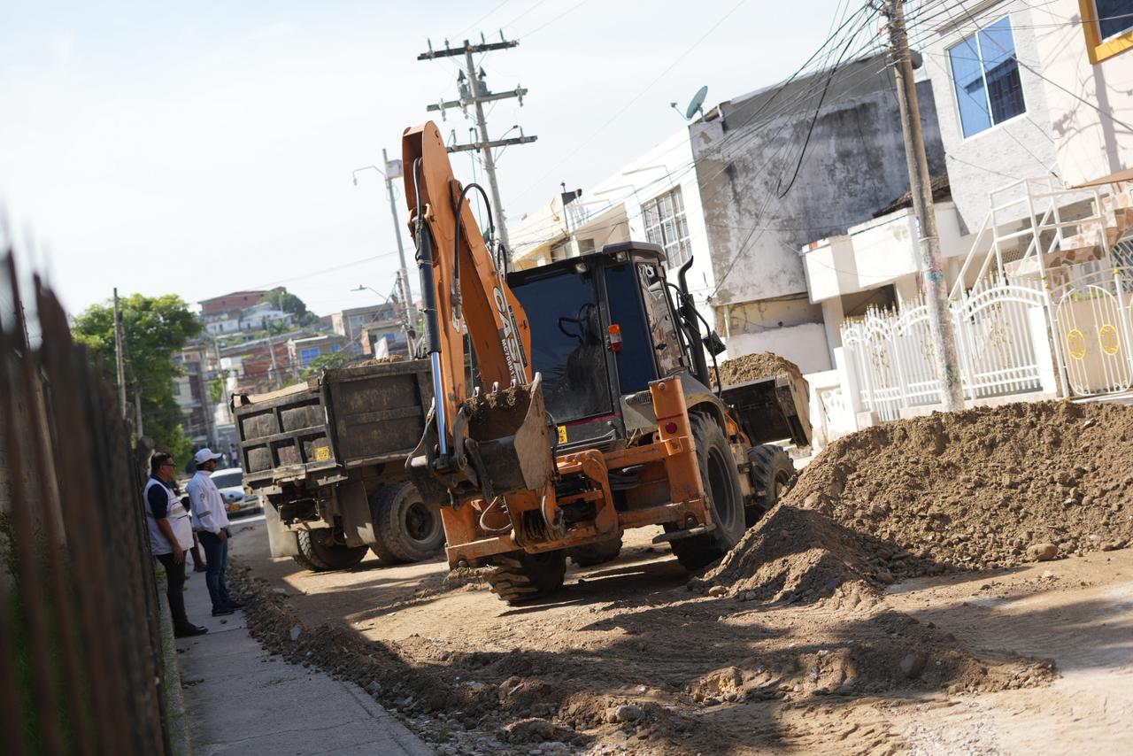 Tras las lluvias, Alcaldía Mayor de Cartagena limpia y remueve sedimentos para despejar vías en Canapote