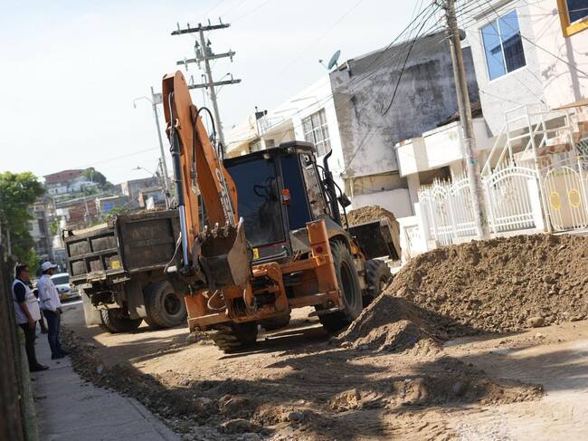 Tras las lluvias, Alcaldía Mayor de Cartagena limpia y remueve sedimentos para despejar vías en Canapote
