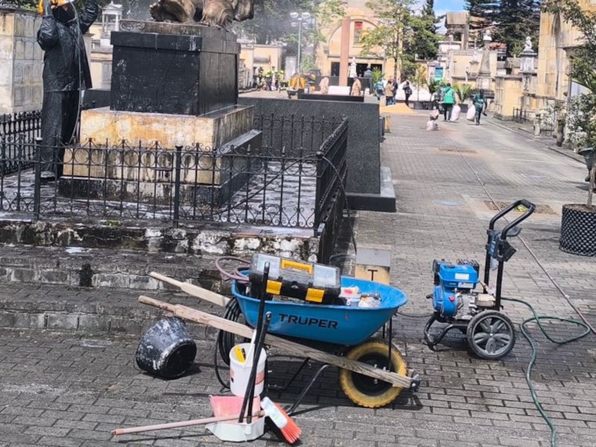 Avanzan los preparativos en el Cementerio Central para el entierro de Miguel Uribe Turbay