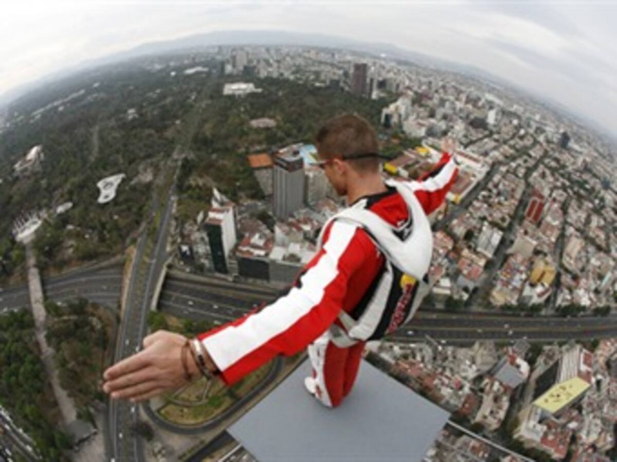 Reviva el salto de Felix Baumgartner desde la Torre Mayor de Ciudad de México