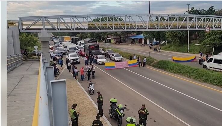 En la zona permanecen parqueados sobre la vía varios vehículos de carga pesada y liviana.