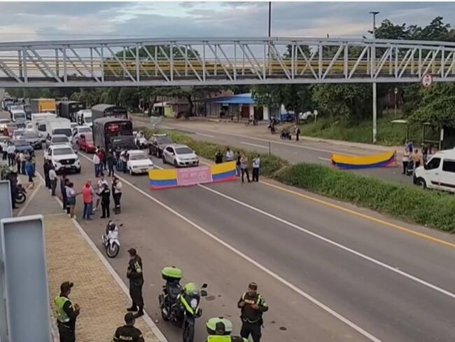 En la zona permanecen parqueados sobre la vía varios vehículos de carga pesada y liviana.