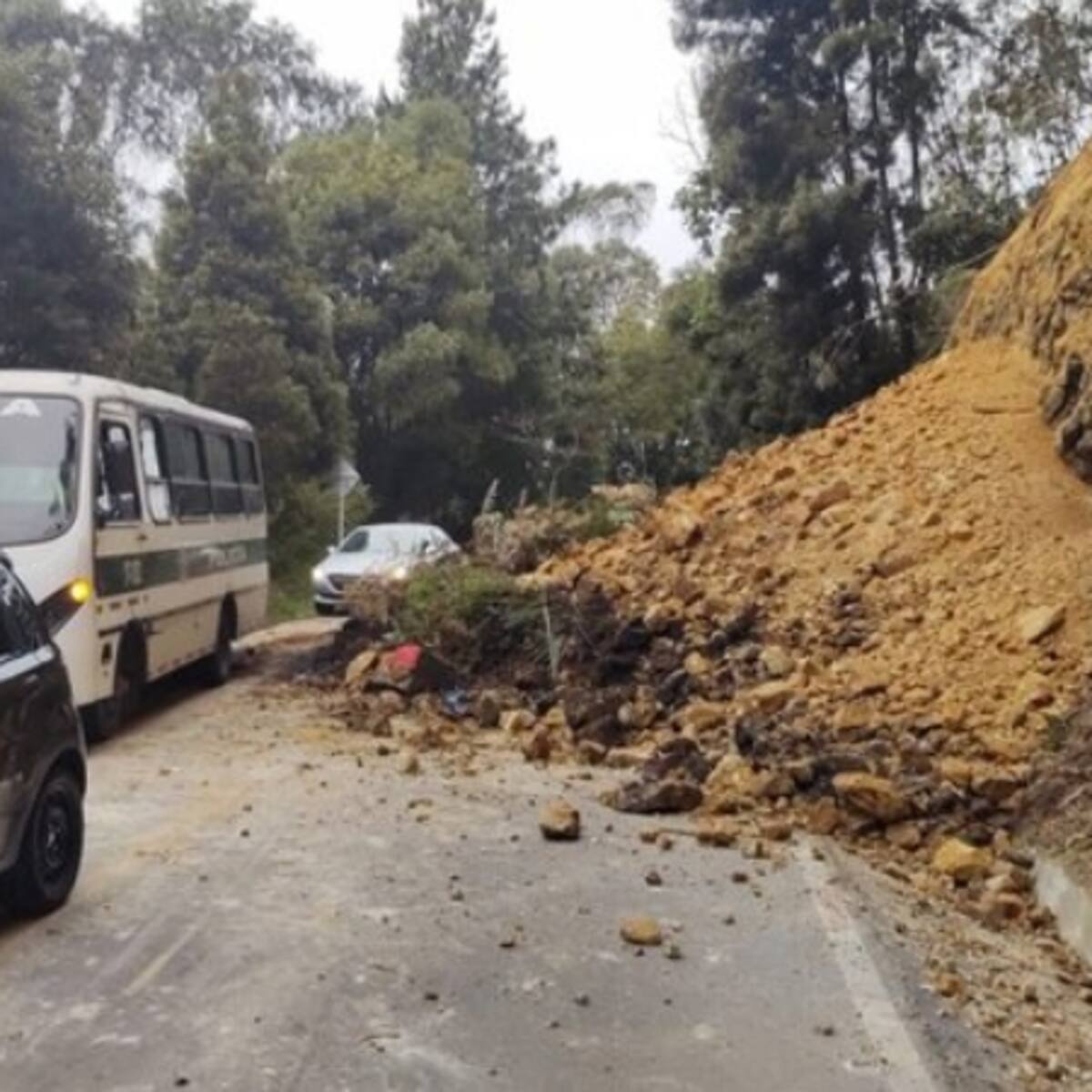 Se restringe el paso en la vía Bogotá – Choachí por deslizamiento de tierra