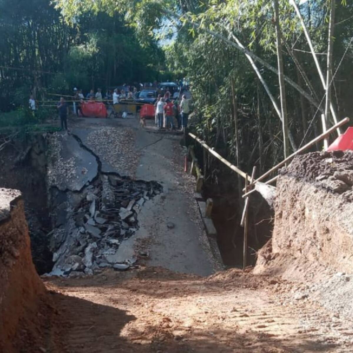 2 mil personas de Támesis están afectadas por la caída de un puente