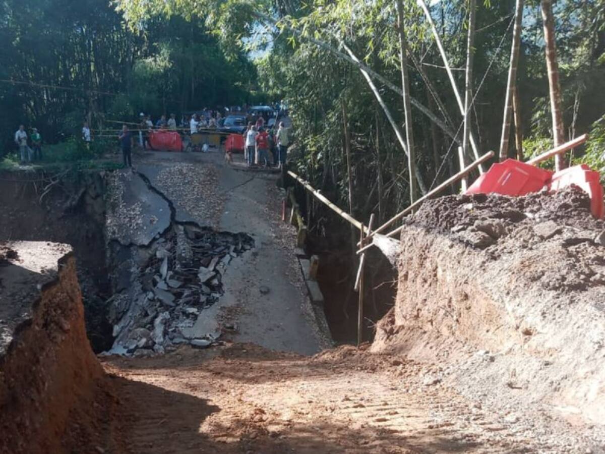 2 mil personas de Támesis están afectadas por la caída de un puente